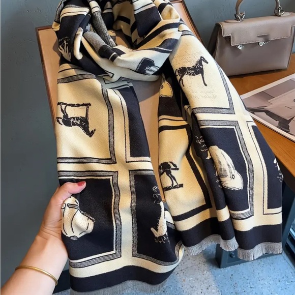 Shawl or scarf - Picture 1 of 3